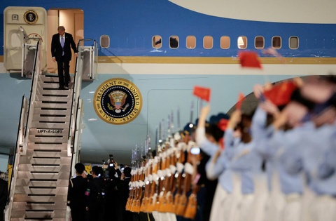 Mang xa hoi Trung Quoc 'bung no' khi ong Trump toi Bac Kinh hinh anh
