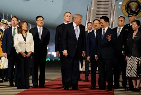 Man don ong Trump o san bay cua Trung Quoc gui thong diep gi? hinh anh