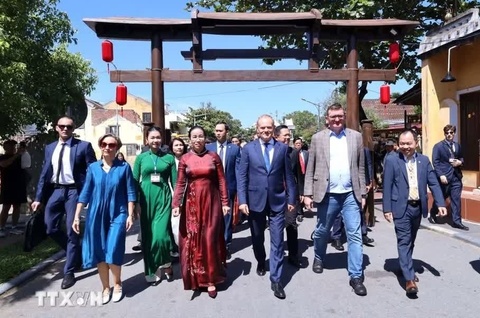 Thủ tướng Ba Lan Donald Tusk thăm phố cổ Hội An