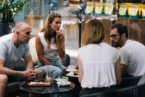 Viet Nam bat ngo dan dau lua chon cua mot nhom khach ngoai hinh anh