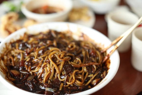 Vi sao mi tuong den tro thanh 'mon an quoc dan' tai Han Quoc? hinh anh