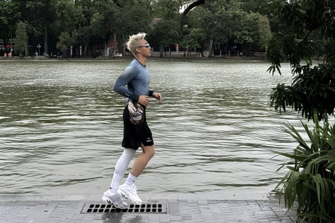 Son Tung M-TP chay bo o Ho Guom hinh anh