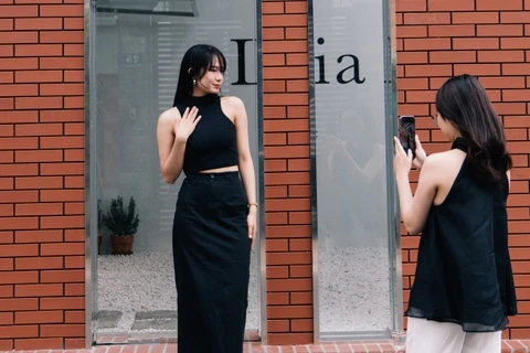 Khach vao quan ca phe thay 10 bo do chup anh hinh anh