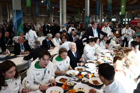 Chiec banh bat ngo noi tieng tai Lang Olympic 2026 hinh anh