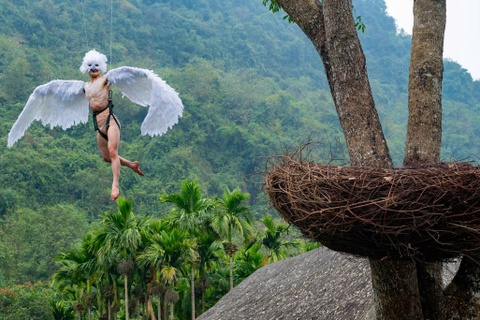 Man mua chim non 'doc la' gay chu y o khu du lich Ninh Binh hinh anh