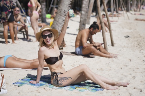 Toc nhuom, da nhay cam co nen tam bien lau? hinh anh