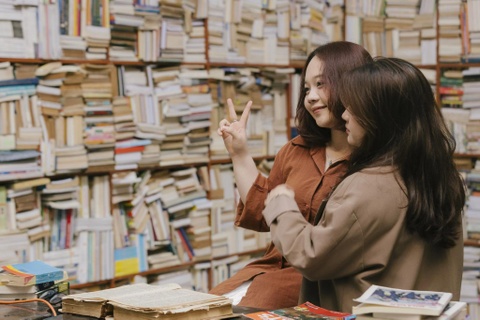 Tác dụng thật sự của những kệ sách trong quán cà phê