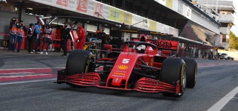 doi dua Ferrari F1 bi doi thu tay chay anh 1