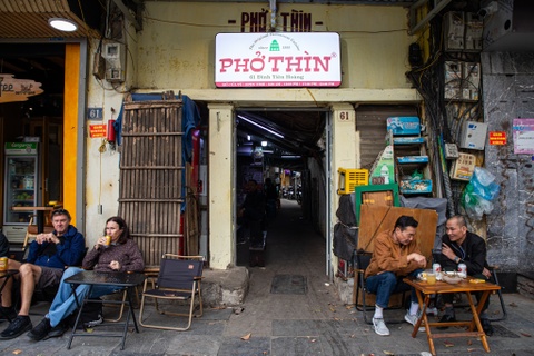 Pho Thin va loat hang quan, khach san ben Ho Guom sap di doi hinh anh