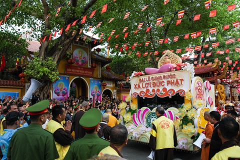Hang nguoi keo dai nhieu con pho cung ruoc Xa loi Phat o Ha Noi hinh anh