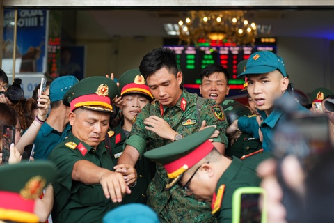 Nguoi dan vay kin nha ga chao don doan dieu binh ngay 2/9 hinh anh