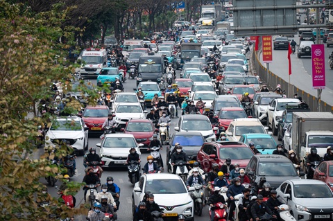 Cho un tac, noi thong thoang trong ngay lam viec cuoi cung nam At Ty hinh anh