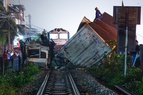 Hien truong vu tau hoa dam nat xe tai o Ha Noi hinh anh