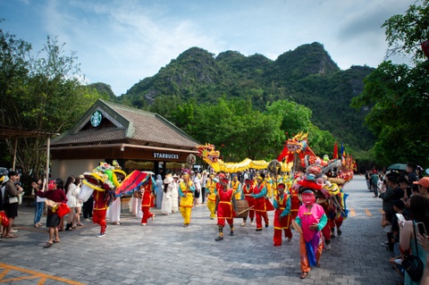 Ha Noi sap co tuyen du lich xuyen vung den Ninh Binh hinh anh
