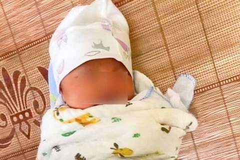 Be gai so sinh o Bac Ninh bi bo roi ven duong hinh anh