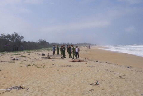 Hai thi the troi dat vao bo bien o Quang Ngai hinh anh