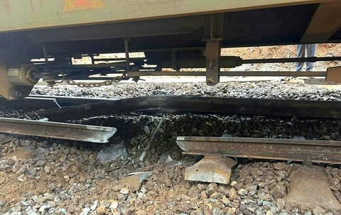 Tau cho hang trat banh tren deo Hai Van hinh anh