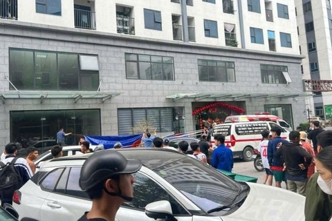 Mot phu nu roi tu tang 22 chung cu hinh anh