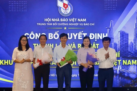 Ra mat Cau lac bo Giang vien bao chi Hoi Nha bao Viet Nam hinh anh