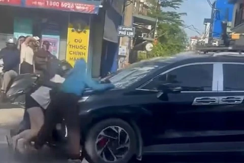 Xac minh clip 3 phu nu du bam nap capo oto dang chay o Ha Noi hinh anh