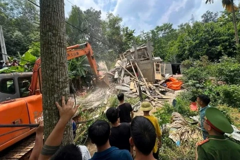 Xe đầu kéo lao xuống đèo, húc sập nhà dân, tài xế tử vong
