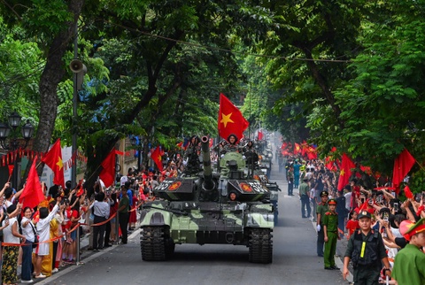 Doan xe tang, khi tai di giua 'rung' co do sao vang hinh anh
