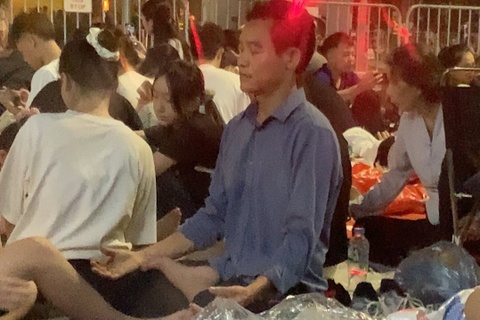 Nguoi dan ong tap yoga giua bien nguoi cho xem dieu binh hinh anh
