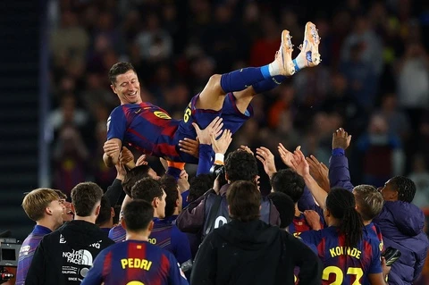 Burnley xuong hang van kiem nhieu tien hon Barcelona vo dich hinh anh