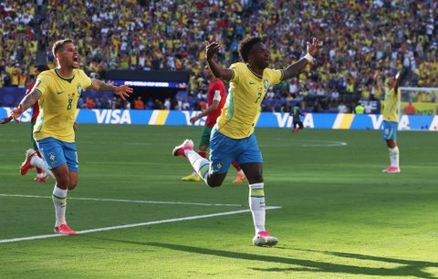 Vinicius lập siêu phẩm gỡ hòa cho Brazil