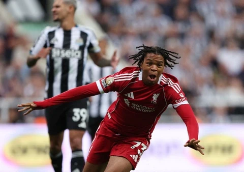 Cầu thủ 16 tuổi giải cứu Liverpool phút 90+10