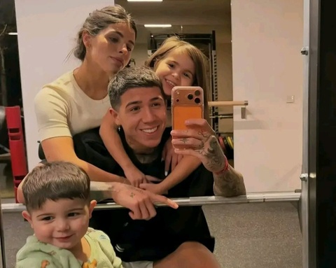 Gia dinh Enzo Fernandez luc duc hinh anh