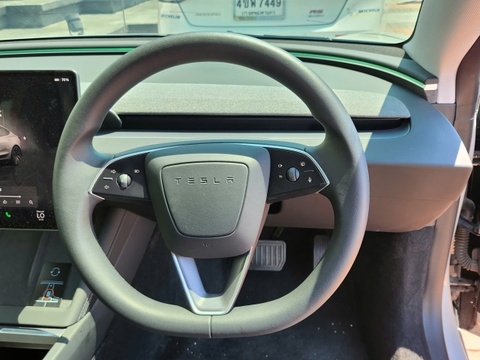 Tesla loai bo can gat xi-nhan, roi ban cho khach gia 595 USD hinh anh