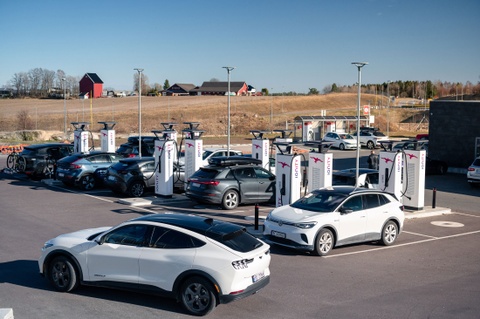 Xe dien cu len ngoi khi gia xang tang hinh anh