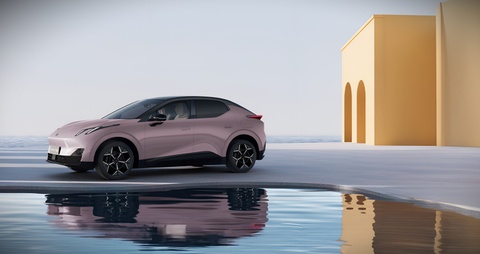 Xe Lynk & Co tu tat den pha, gay tai nan vi nghe nham lenh giong noi hinh anh