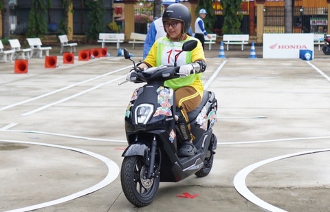 Hoc sinh chua co bang lai, chon xe dien nao vua re va tien loi? hinh anh