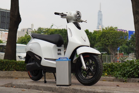 Thu doi pin xe may dien VinFast - kho hay de? hinh anh