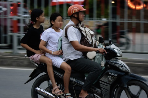 Lai xe may gio cao diem, can than loat loi quen de dinh phat nguoi hinh anh