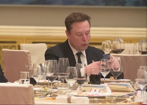 Ty phu Elon Musk dung dien thoai gi hinh anh