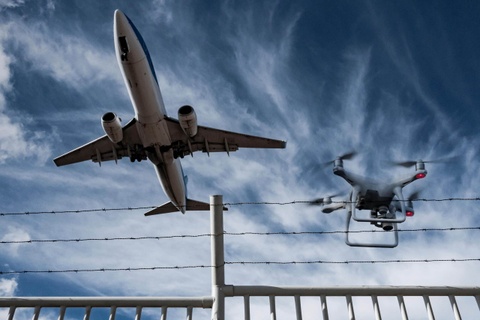 Vì sao một chiếc drone nhỏ bé có thể khiến hàng chục chuyến bay bị hủy
