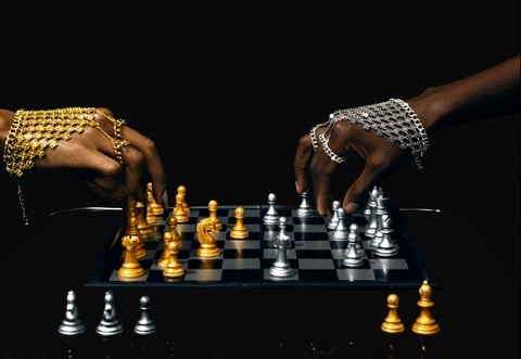 'Van co bat tu' va dieu an giau sau nhung quan co hinh anh