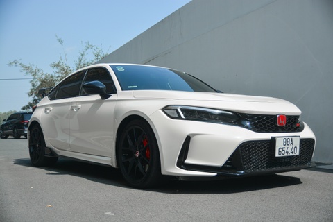 Xe Nhat ap dao danh sach ban cham, Toyota Camry bat ngo gop mat hinh anh