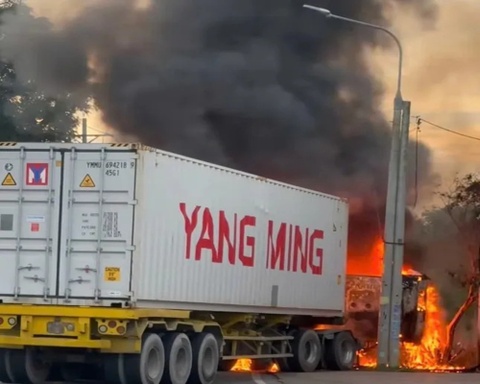 Hai xe dau keo chay rui sau va cham hinh anh