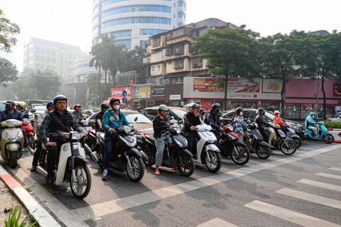 Dong xe dung 'thang nhu ke chi' tren tuyen pho Ha Noi lap camera AI hinh anh
