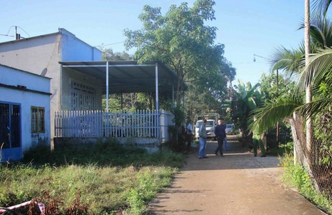 Nguoi phu nu dung truoc nha bat ngo bi trung dan tu vong hinh anh