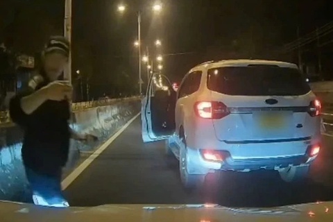 Xac minh video tai xe oto chan dau xe, chui boi nguoi di duong hinh anh