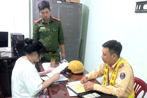 Trieu tap co gai chay xe may nhu dien vien xiec tren duong o TP.HCM hinh anh