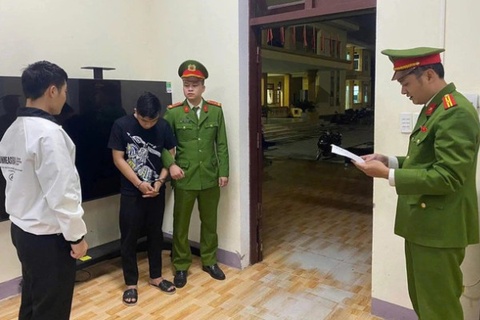 Trom oto de dua don ban gai hinh anh