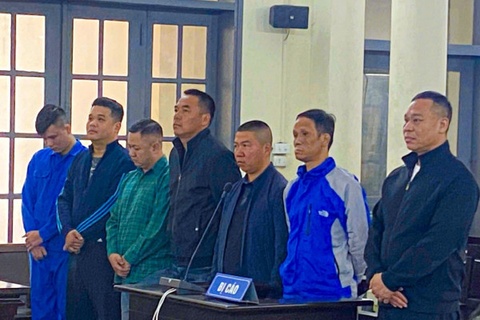 Sam so, danh hoi dong phu nu truoc quan karaoke, 6 bi cao linh an treo hinh anh