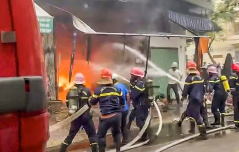 Chay nha 3 tang o Quy Nhon, khoi den cuon cuon hinh anh