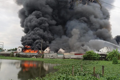 Hien truong vu chay cong ty da giay Hai Phong hinh anh